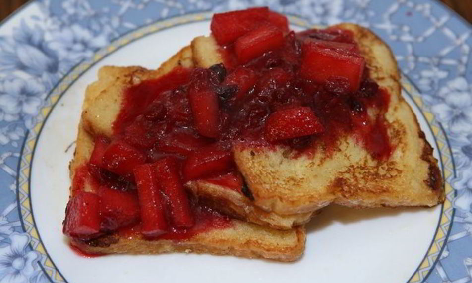 Рецепт французских тостов с имбирно-клюквенным соусом