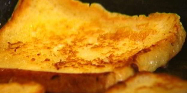 французские тосты с имбирно-клюквенным соусом