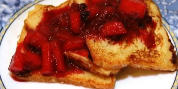 французские тосты с имбирно-клюквенным соусом