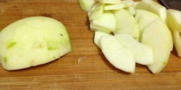 французские тосты с яблоками и сливами