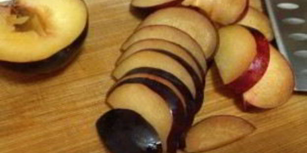 французские тосты с яблоками и сливами