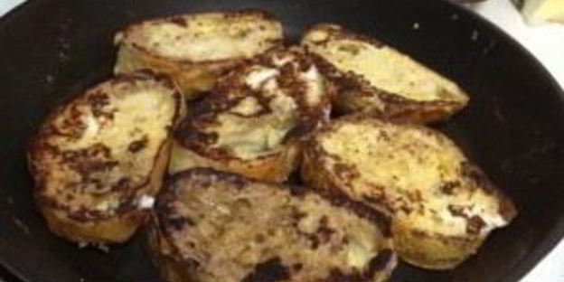 французские тосты с яблоками и сливами