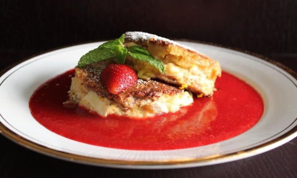 Рецепт французского тоста с яблоком, сливочным сыром и клубничным кули