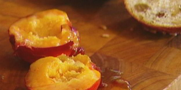 коричные тосты с нектаринами на гриле