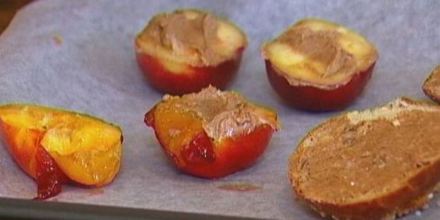 коричные тосты с нектаринами на гриле