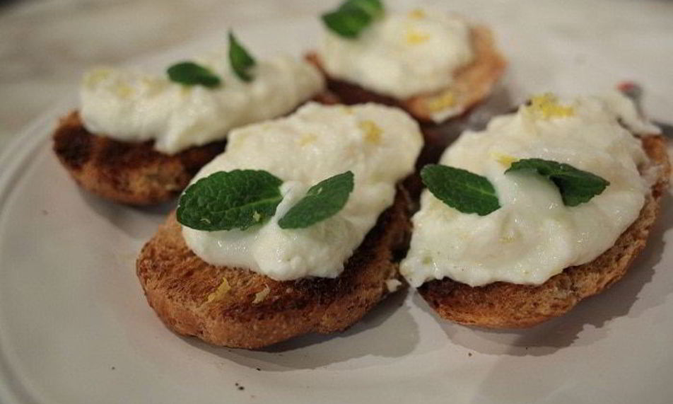 Рецепт лимонного творожка на тосте