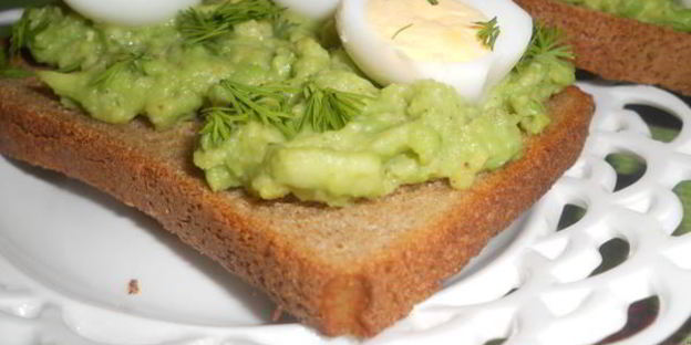 ржаные тосты с авокадо