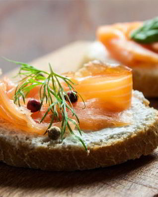 Тост с пастой из авокадо и лососем