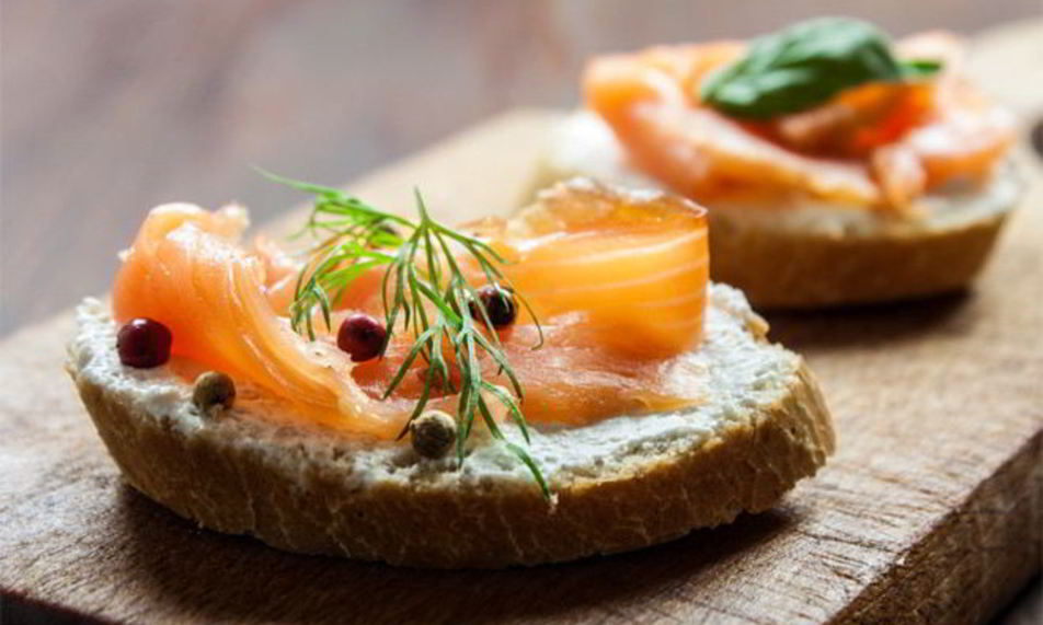 Рецепт тоста с пастой из авокадо и лососем