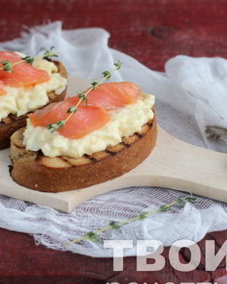 Тост с яичницей-болтуньей и семгой