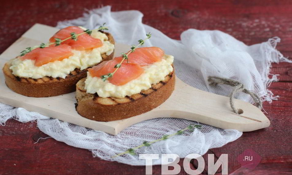 Рецепт тоста с яичницей-болтуньей и семгой