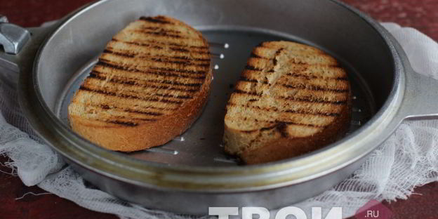 тост с яичницей-болтуньей и семгой