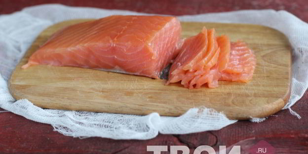 тост с яичницей-болтуньей и семгой