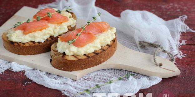 тост с яичницей-болтуньей и семгой