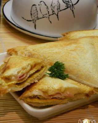 Тост с яичницей и беконом