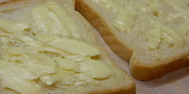 тост с яичницей и беконом