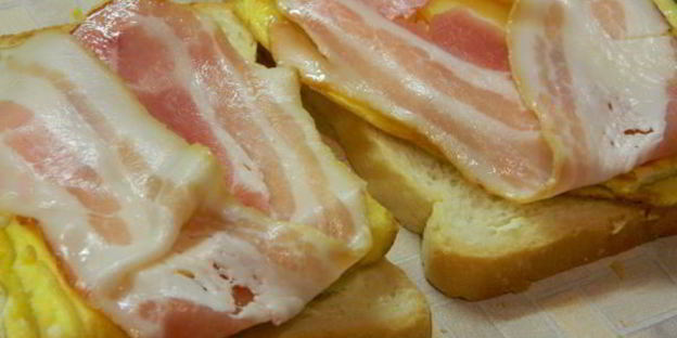 тост с яичницей и беконом