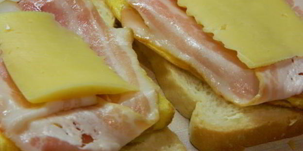 тост с яичницей и беконом