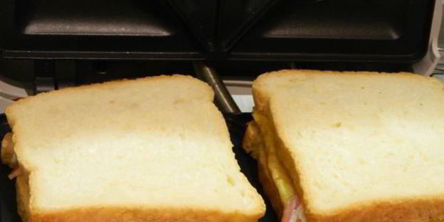 тост с яичницей и беконом