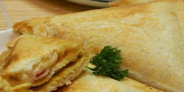 тост с яичницей и беконом