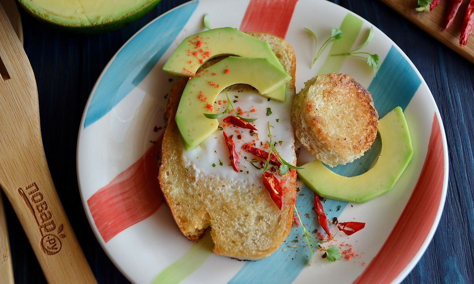 Рецепт тоста с яйцом и авокадо