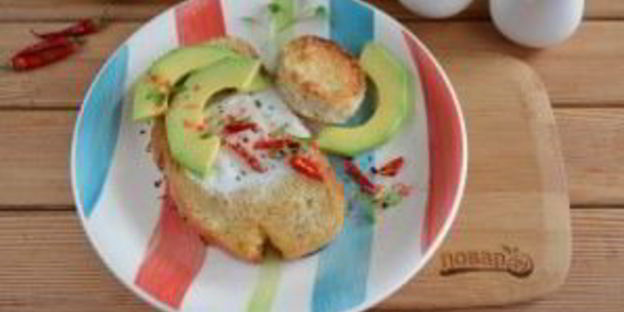 тост с яйцом и авокадо