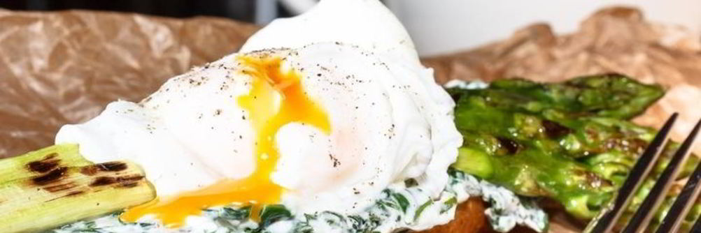 Тост со спаржей и яйцом-пашот