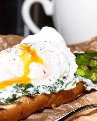 Тост со спаржей и яйцом-пашот