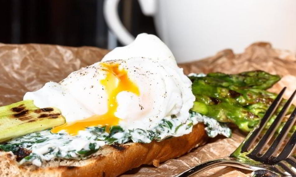 Рецепт тоста со спаржей и яйцом-пашот