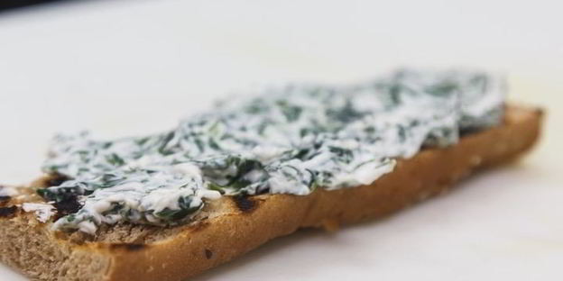 тост со спаржей и яйцом-пашот