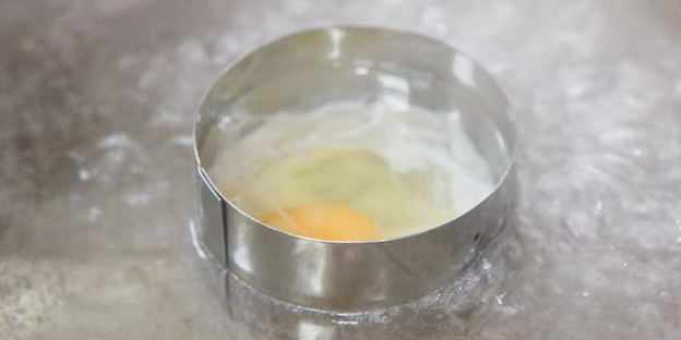 тост со спаржей и яйцом-пашот