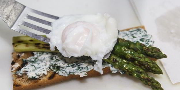 тост со спаржей и яйцом-пашот