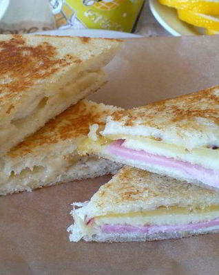 Тосты на завтрак с двумя начинками