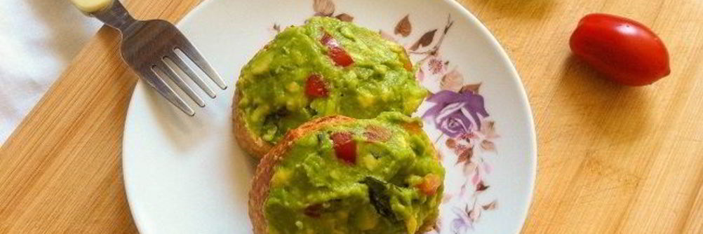 Тосты с авокадо и помидором