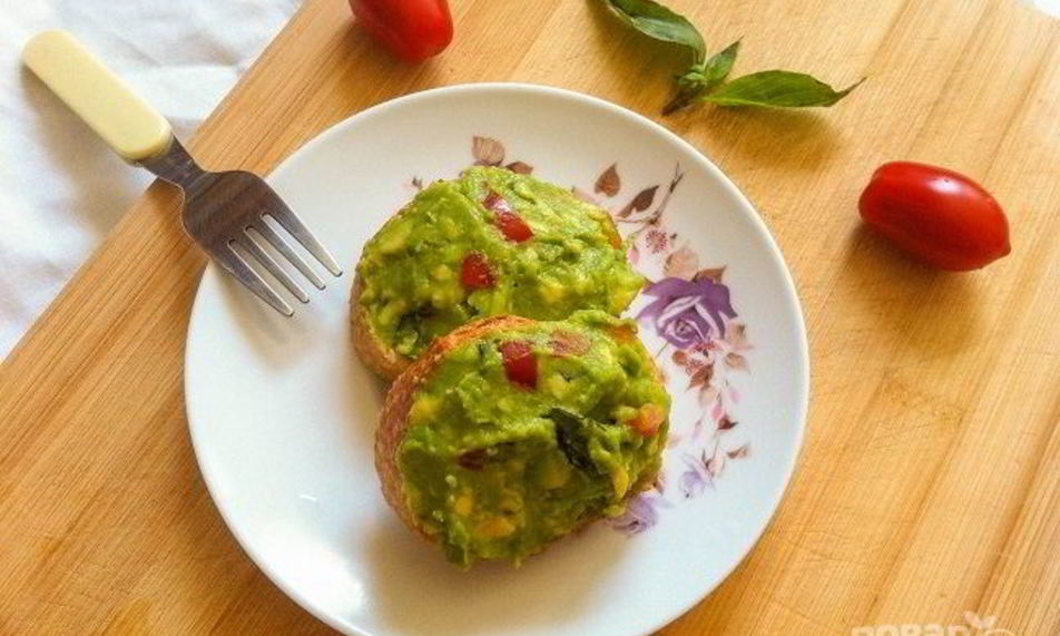 Рецепт тостов с авокадо и помидором