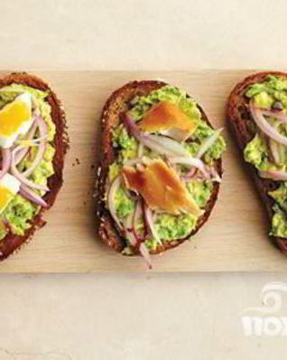 Тосты с авокадо, луком и каперсами