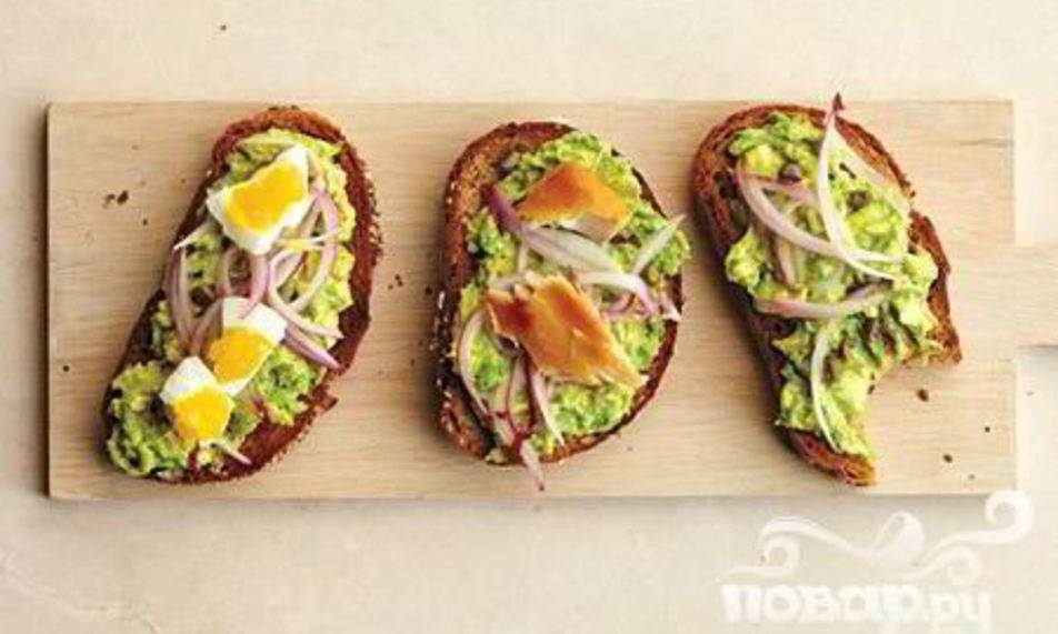 Рецепт тостов с авокадо, луком и каперсами