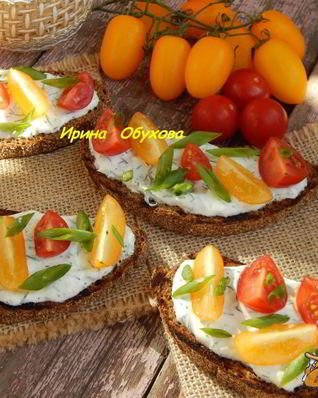 Тосты с чесночным соусом и помидорками