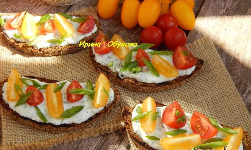 Рецепт тостов с чесночным соусом и помидорками