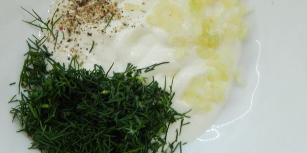 тосты с чесночным соусом и помидорками