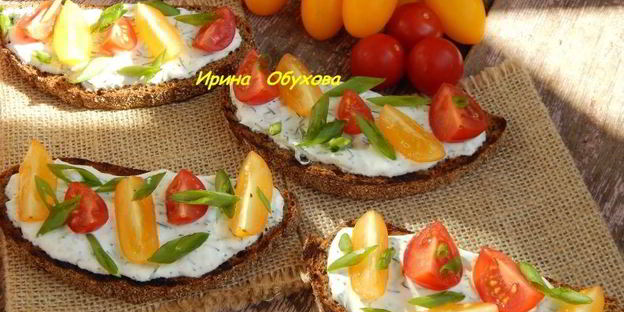 тосты с чесночным соусом и помидорками