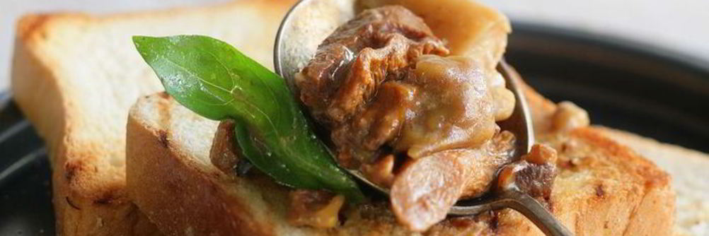 Тосты с грибным соусом