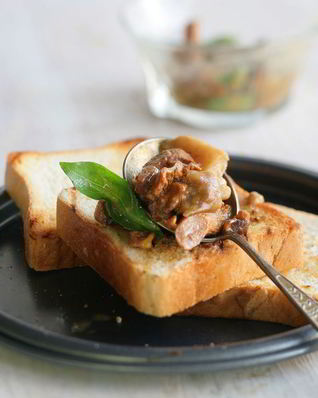 Тосты с грибным соусом