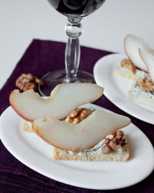 Тосты с грушами и голубым сыром