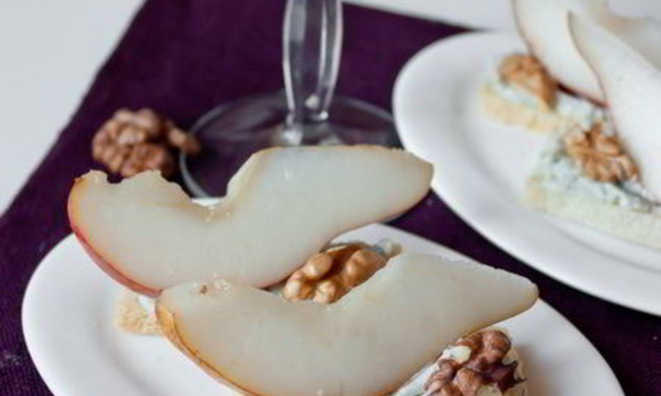 Рецепт тостов с грушами и голубым сыром