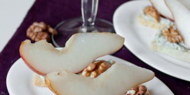 тосты с грушами и голубым сыром