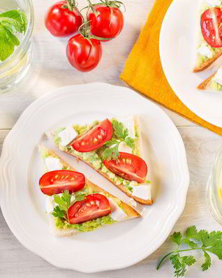 Тосты с гуакамоле и помидорами