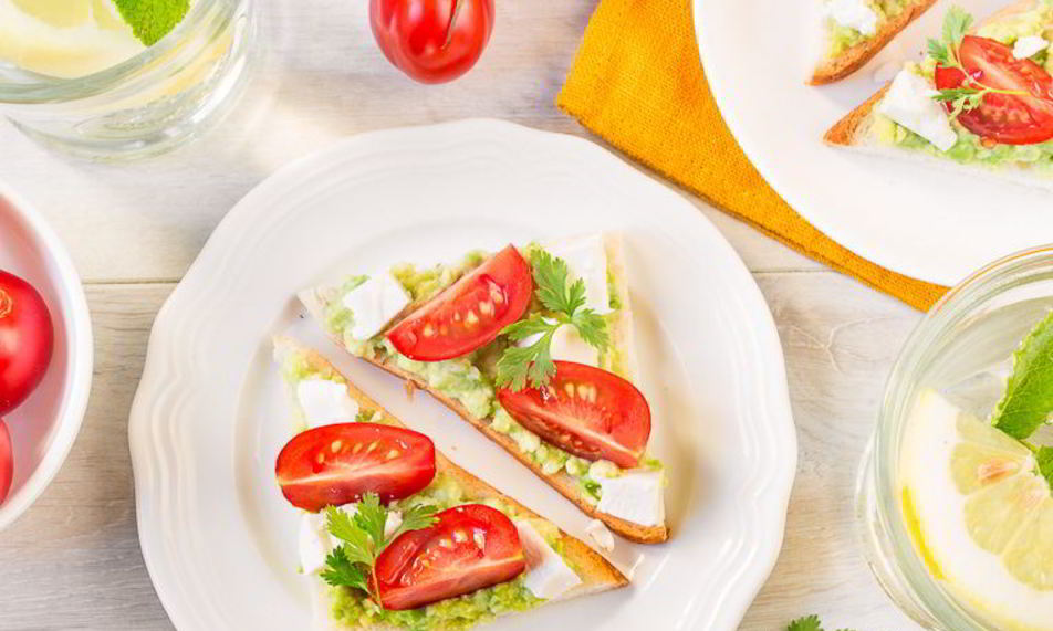 Рецепт тостов с гуакамоле и помидорами