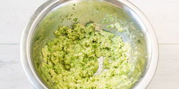 тосты с гуакамоле и помидорами