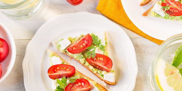 тосты с гуакамоле и помидорами